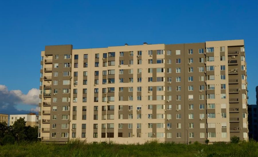Jak sprzedać mieszkanie zadłużone lub z komornikiem bez stresu